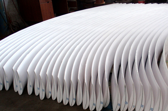 Tecnología de laminado manual para palas de turbinas eólicas de FRP para una producción de energía sostenible y duradera